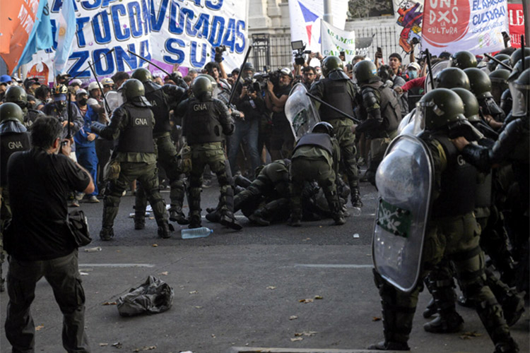 Investigan el accionar policial durante las manifestaciones contra el proyecto de ley “Bases”