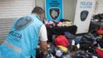 La Policía de la Ciudad donó a Cáritas 32 bultos de ropa incautada a manteros