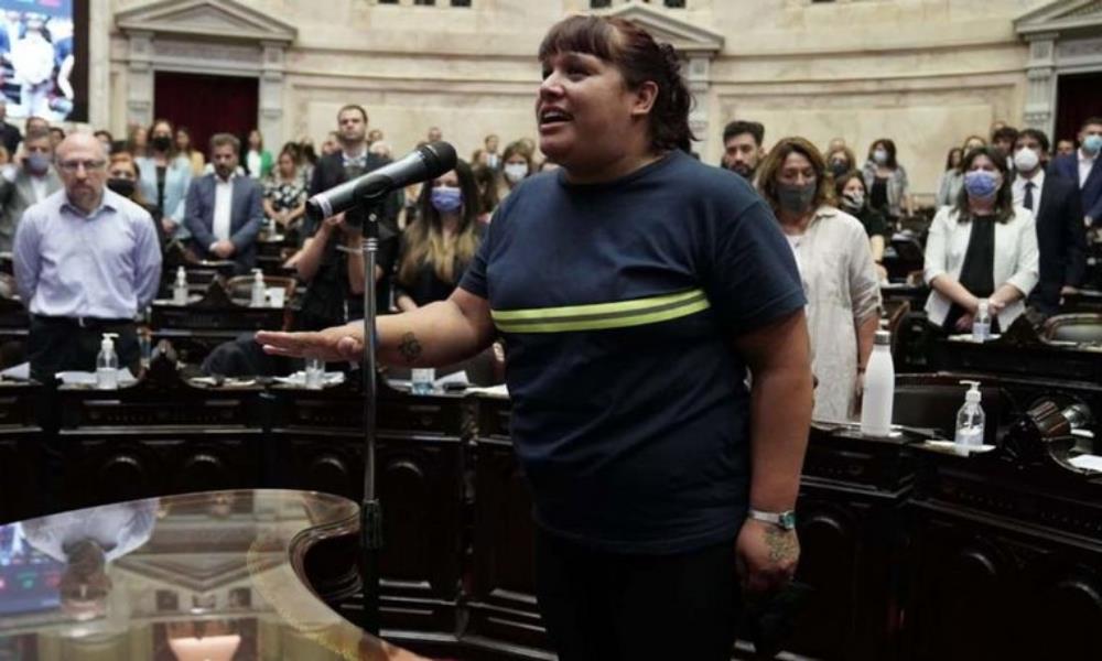 Efecto Natalia Zaracho: Santoro pide el secundario para legislar