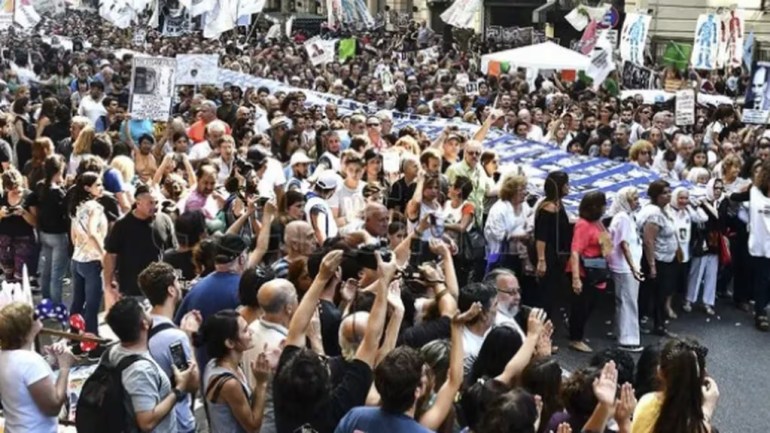 Multitudinaria marcha por el aniversario del golpe militar de 1976