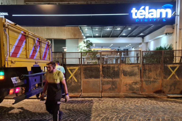 El Gobierno nacional deshabilitó la web de Télam y vallaron la redacción en Monserrat