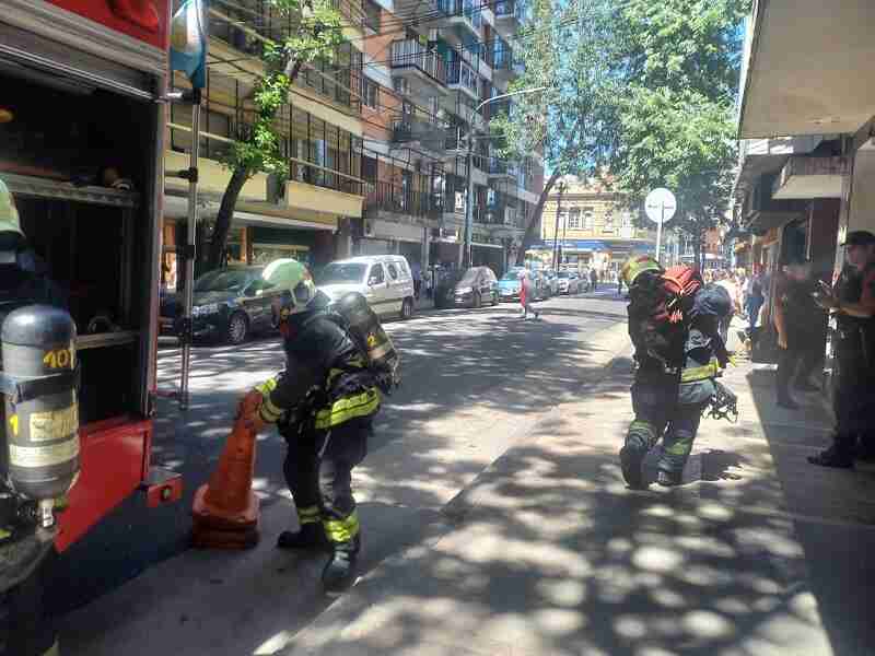 Almagro: se incendió un edificio en Gascón y Rivadavia, evacuaron a los vecinos y hospitalizaron a una mujer con quemaduras