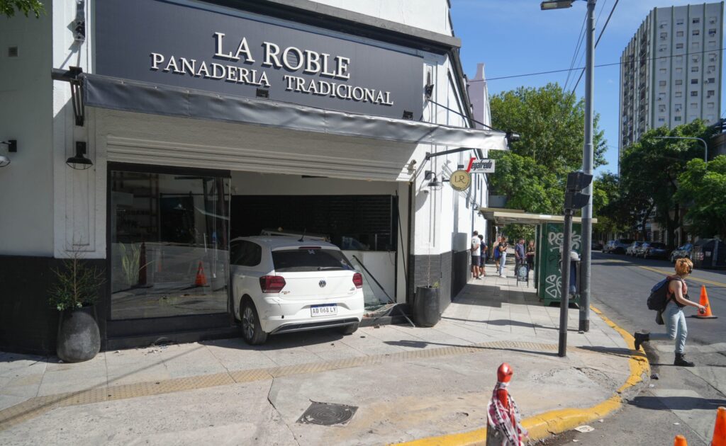 Borracho al volante: chocó y se incrustó contra una panadería en Larralde y Cramer