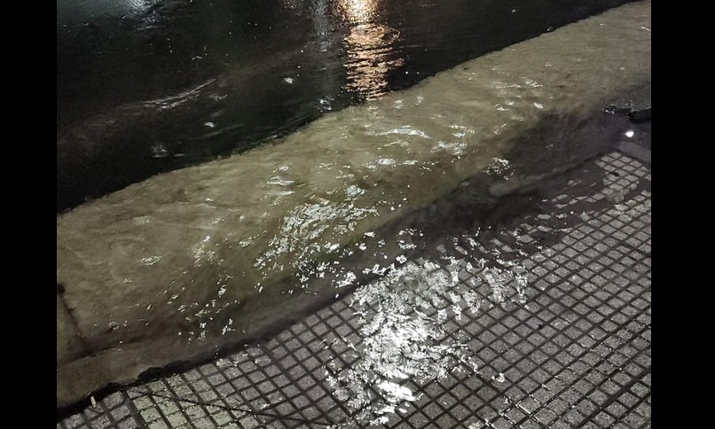 Denuncian que una calle en el límite de Saavedra y Coghlan empezó a anegarse debido a la remoción de adoquines