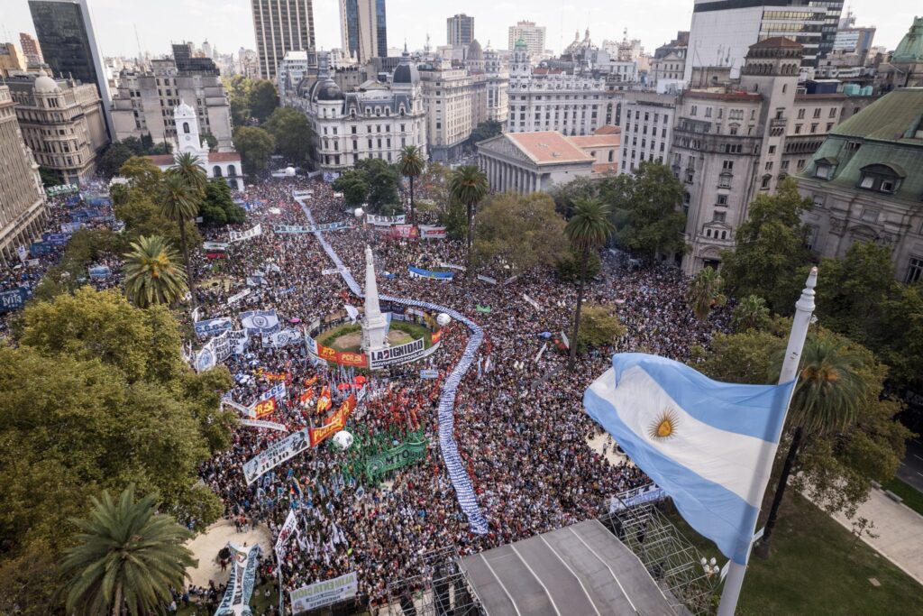 Multitudinaria marcha a Plaza de Mayo por el Día de la Memoria