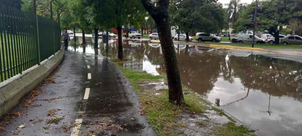 Por la tormenta hubo calles inundadas en Saavedra y la Comuna 12 realiza un operativo especial