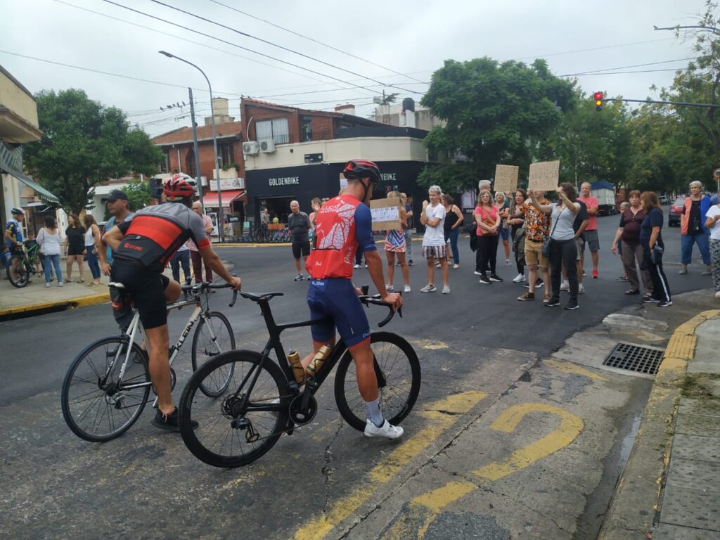Vecinos protestaron sobre Larralde contra los pelotones de ciclistas en torno al Parque Sarmiento