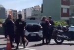 Autopista 25 de Mayo: un policía motorizado disparó contra un auto que hacía maniobras imprudentes y sus tres ocupantes se escaparon