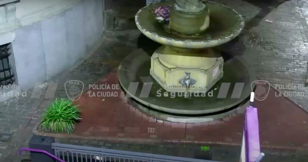 Detienen un robabronces y recuperan placas de la Legislatura porteña