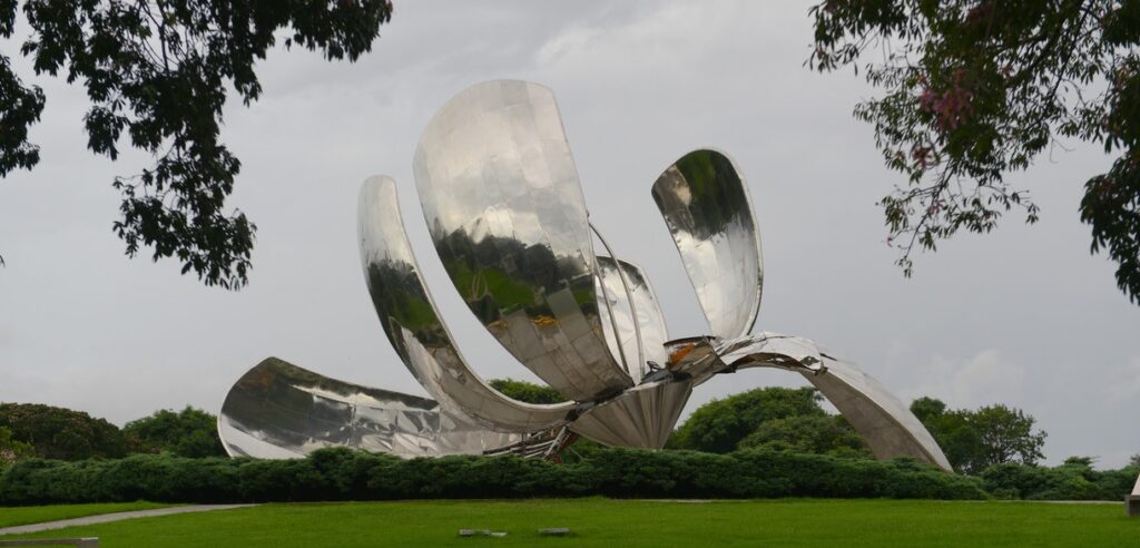 Recoleta: por el temporal se volvió a dañar la Floralis Genérica