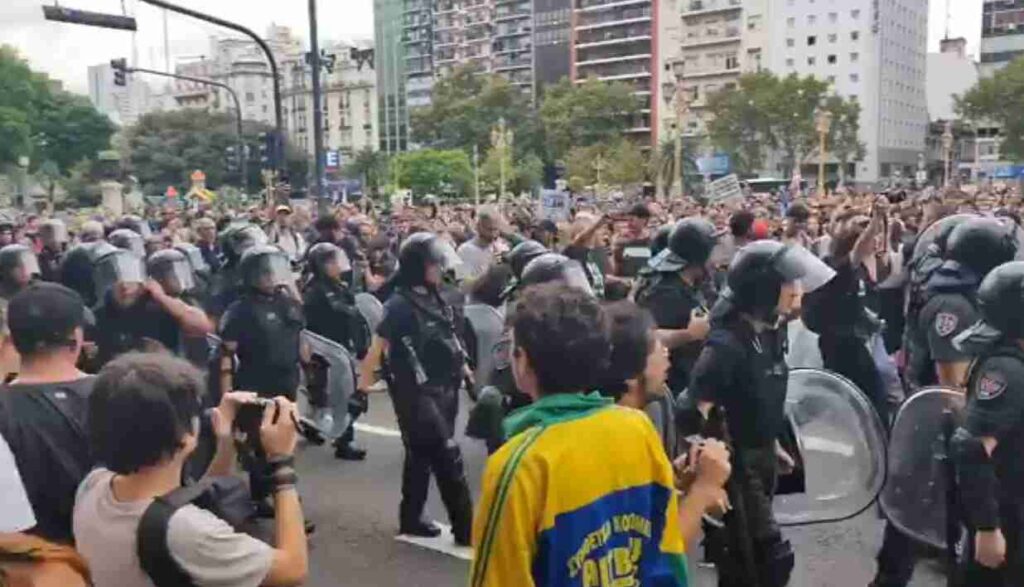 Represión y detenciones frente al Gaumont