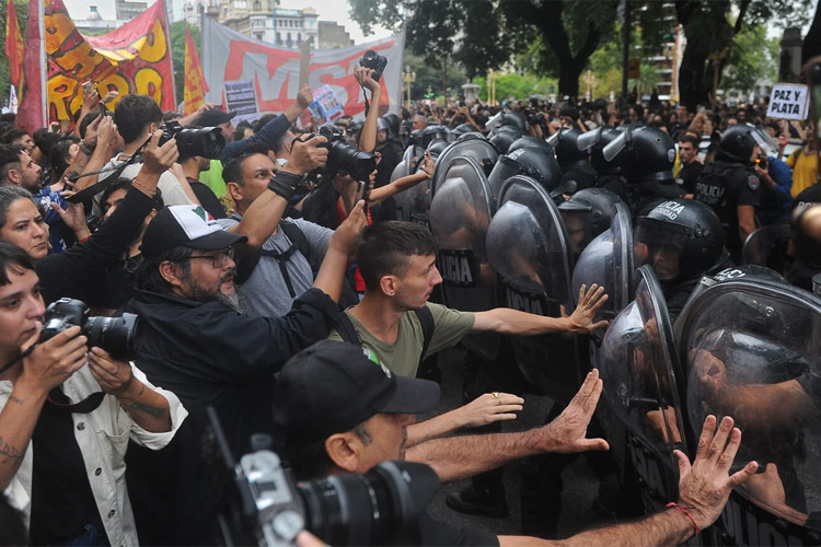 Represión policial durante el acto en defensa del INCAA frente al cine Gaumont