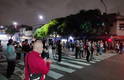 Vecinos de Flores protestan porque llevan cinco días sin luz