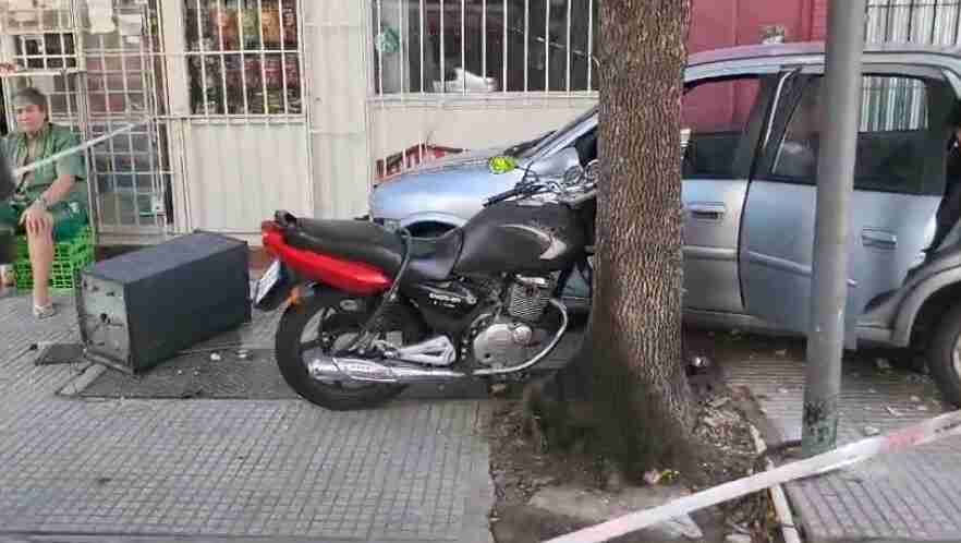 Balvanera: dos autos chocaron y uno se subió a la vereda en Independencia y Alberti