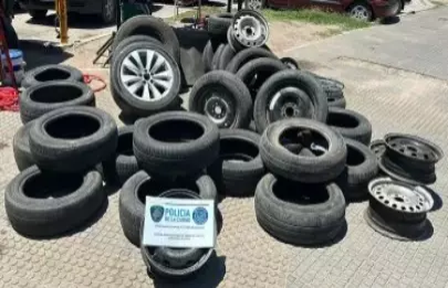  Vendían llantas de automóviles y fueron demorados
