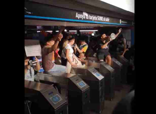 Apertura de Javier Milei: estudiantes realizaron un “molinetazo” en Once y marcharon desde Plaza Miserere al Congreso