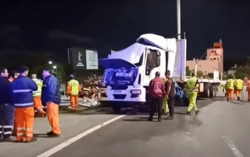 Un camión con dulces volcó en General Paz y Acceso Norte y la gente se llevó la mercadería