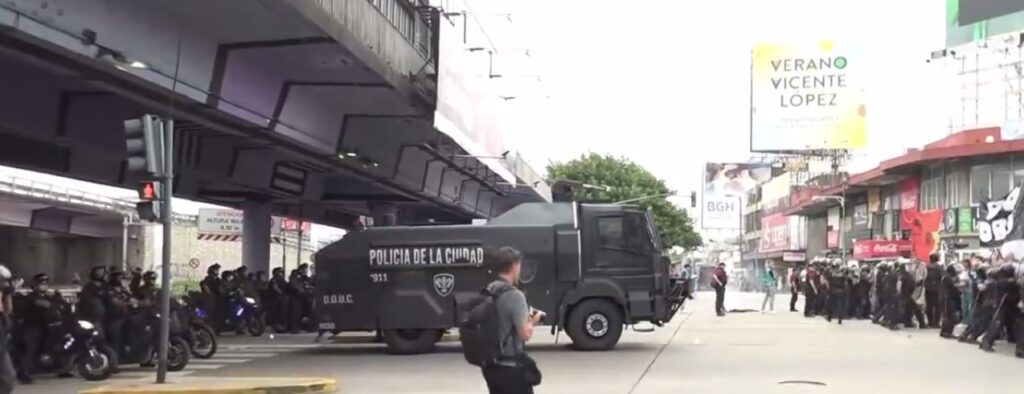 La Policía de la Ciudad aplicó el protocolo antipiquetes en Puente Saavedra, del lado de Vicente López, y hubo incidentes