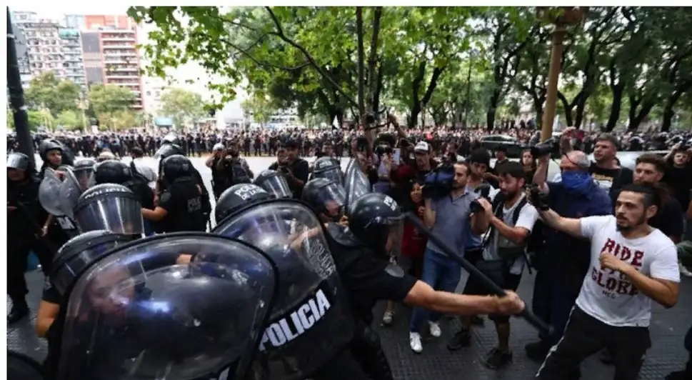 El GCBA hará una denuncia penal por dos efectivos heridos tras los incidentes y represión freten al Gaumont