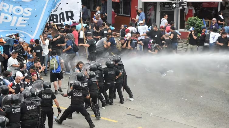 Enfrentamientos y represión para liberar los Puentes Pueyrredón y Saavedra durante la jornada de bloqueos piqueteros