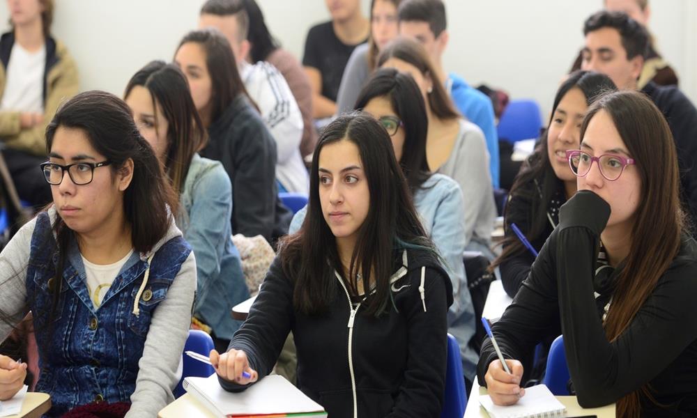 Promueven becas para estudiantes universitarios