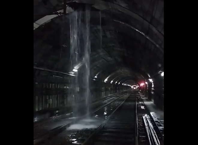 La Línea E de subtes circuló con servicio limitado por la rotura de un caño que inundó las vías