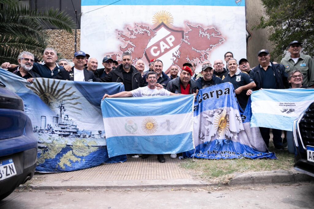 Junto a excombatientes, Platense inauguró un nuevo mural sobre Malvinas frente a su cancha