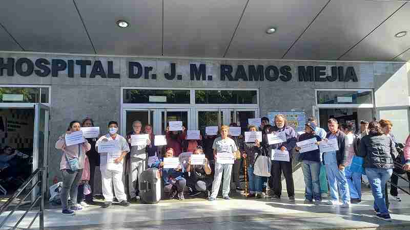 Radio abierta de trabajadores del Hospital Ramos Mejía para exigir la vacunación contra el dengue