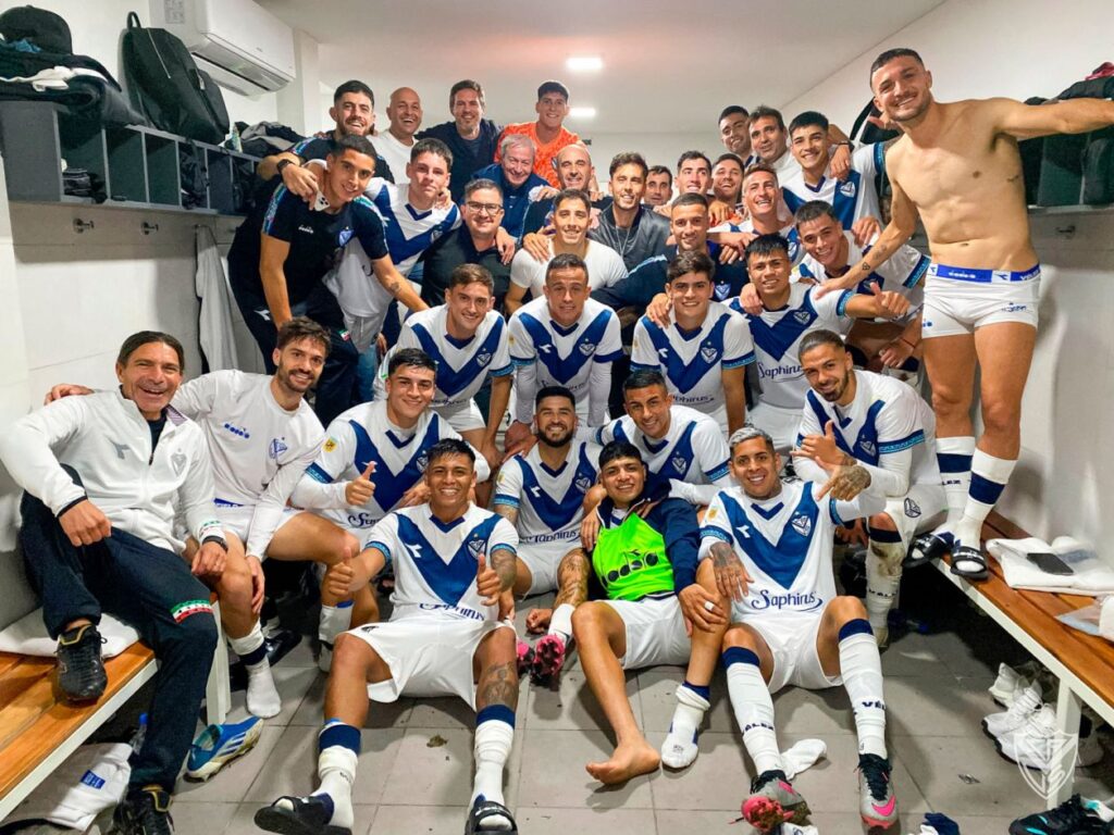 Vélez hizo los deberes, Avellaneda colaboró, y está en cuartos