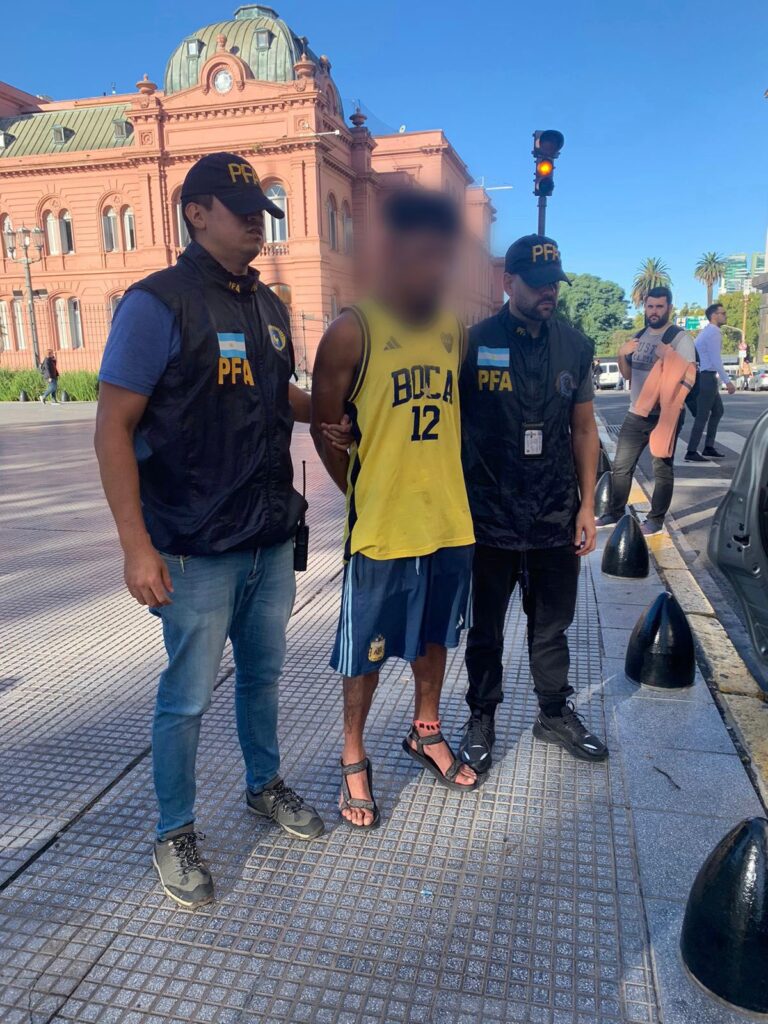 “Voy a cometer un atentado”: detuvieron a un hombre que quiso ingresar a Casa Rosada con un machete
