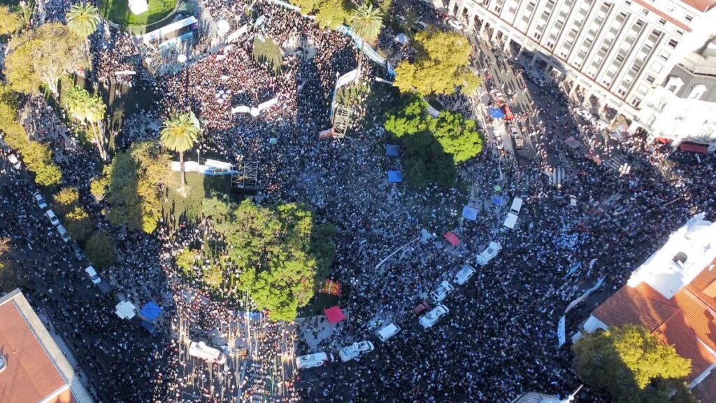 La masiva marcha federal universitaria culminó en Plaza de Mayo: “Nuestras universidades han sufrido un fuerte ajuste”