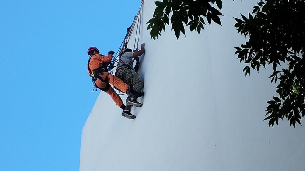 Núñez: rescataron a un operario que quedó suspendido en un quinto piso