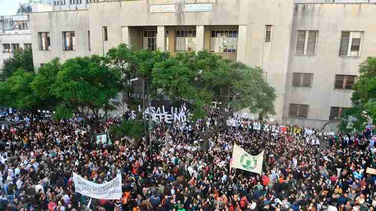Multitudinario abrazo al Hospital de Clínicas