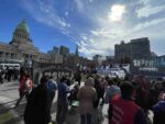 Protesta frente al Congreso contra la Ley Bases