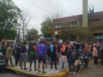 Segunda día de protestas por falta total de luz y filtraciones en el Jardín Picasso y la Primaria Santa Fe de Saavedra