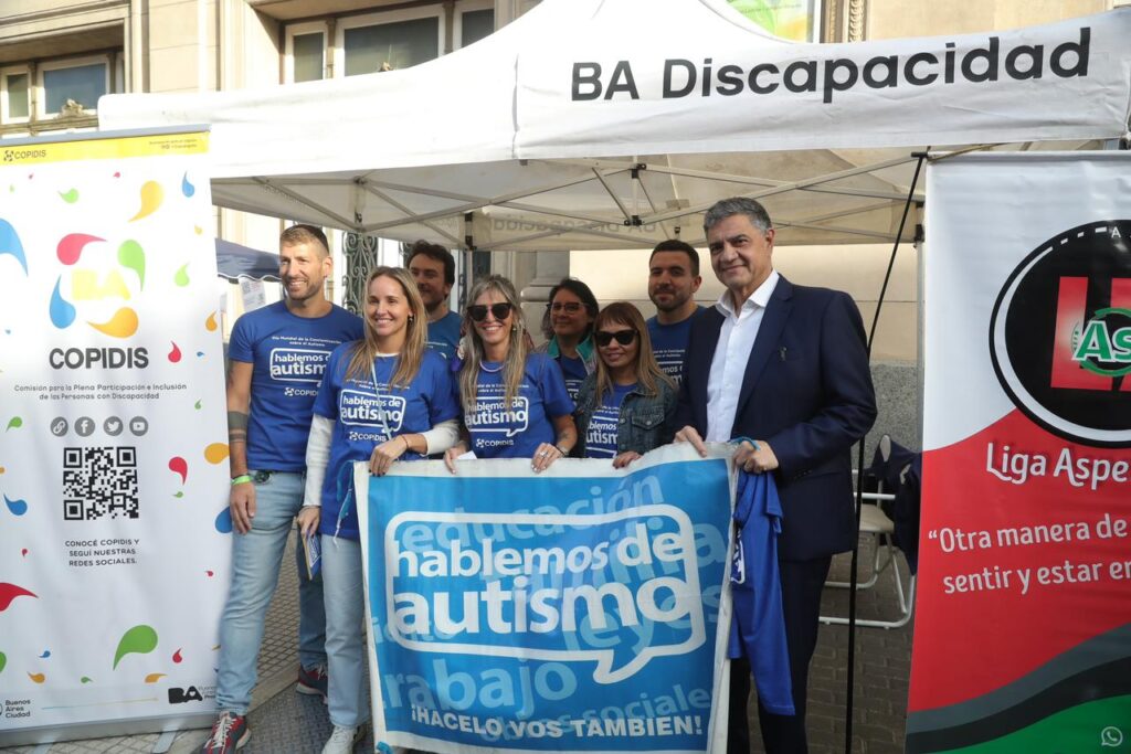 “La diversidad es la norma”: Jorge Macri y Clara Muzzio, juntos en el Día Mundial y Nacional de la Concientización sobre el Autismo en la Plaza del Vaticano