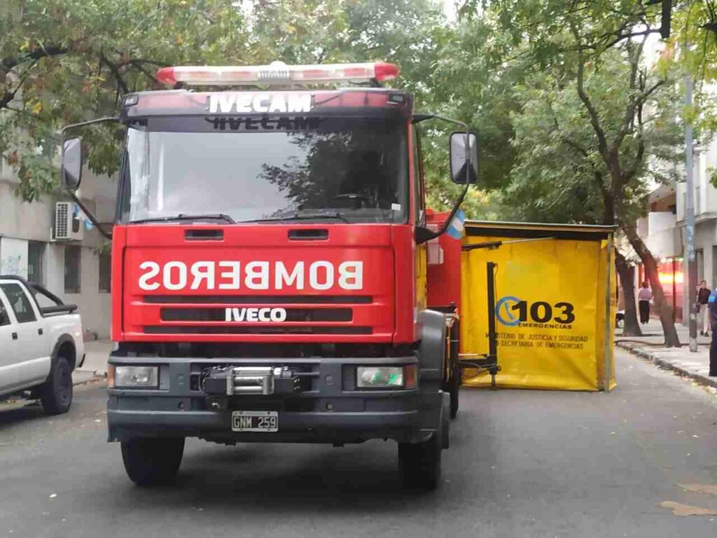 Abasto: evacuación escolar en Agüero y San Luis por el incendio en un edificio lindero