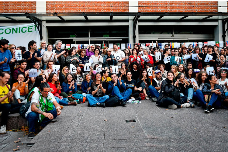Masivo abrazo mundial al Conicet en apoyo a la ciencia