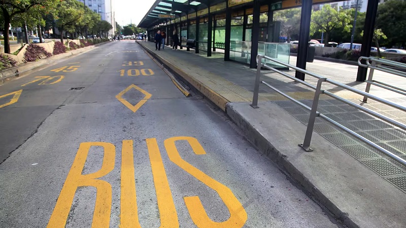 El Gobierno nacional dijo que sancionará a las empresas por el paro de colectivos y cargó contra la UTA por “amedrentamiento”