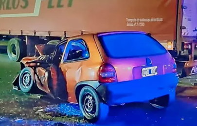Choque en General Paz: un auto se mete abajo de camión