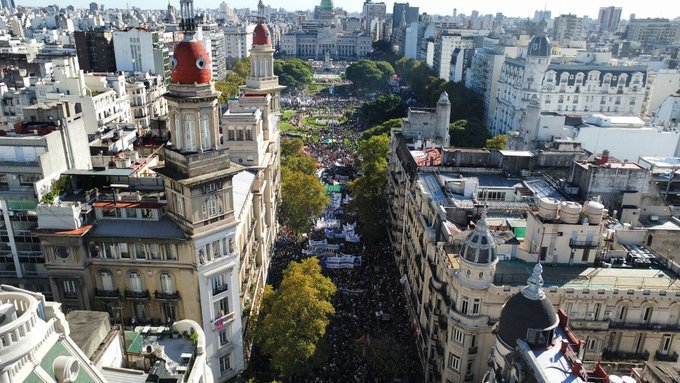 Miles de personas se sumaron a la marcha federal universitaria de Congreso a Plaza de Mayo