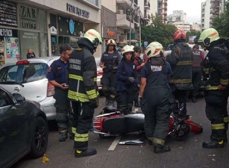 Caballito: un choque entre un auto y una moto termina con un hospitalizado