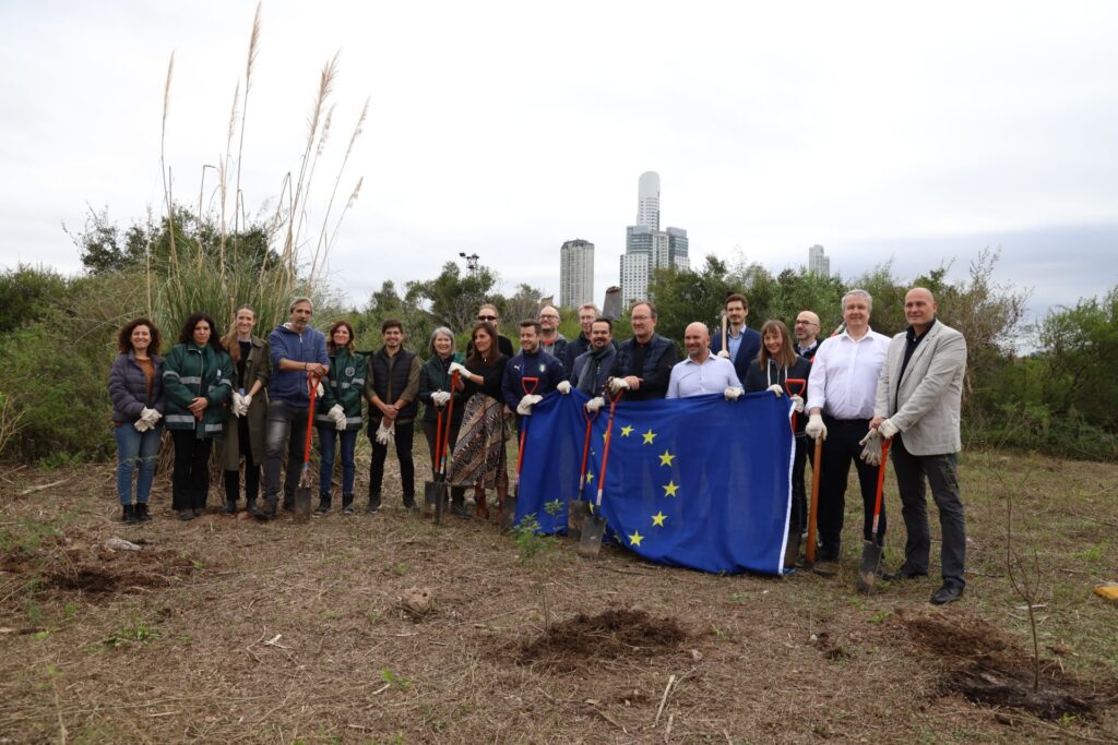 Embajadores de la Unión Europea y funcionarios porteños plantaron árboles nativos en la Reserva Ecológica Costanera Sur