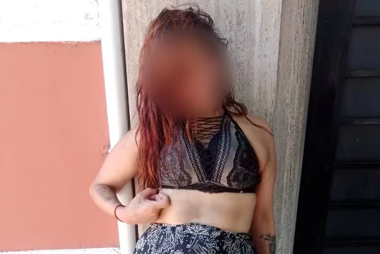 Flores: una mujer con una faca intentó robarle el arma a un policía porteño y la redujeron entre siete efectivos
