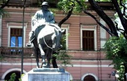 Roban parte de la estatua del Resero en Mataderos