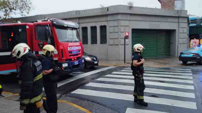 Balvanera: choque entre un colectivo de la línea 31 y una moto terminó con un hospitalizado en el Ramos Mejía