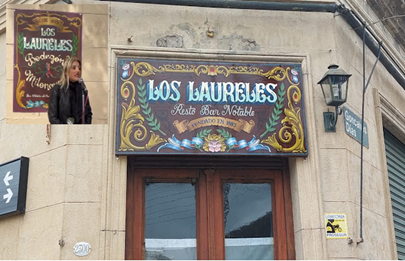 Colocan placa al bar notable Los Laureles