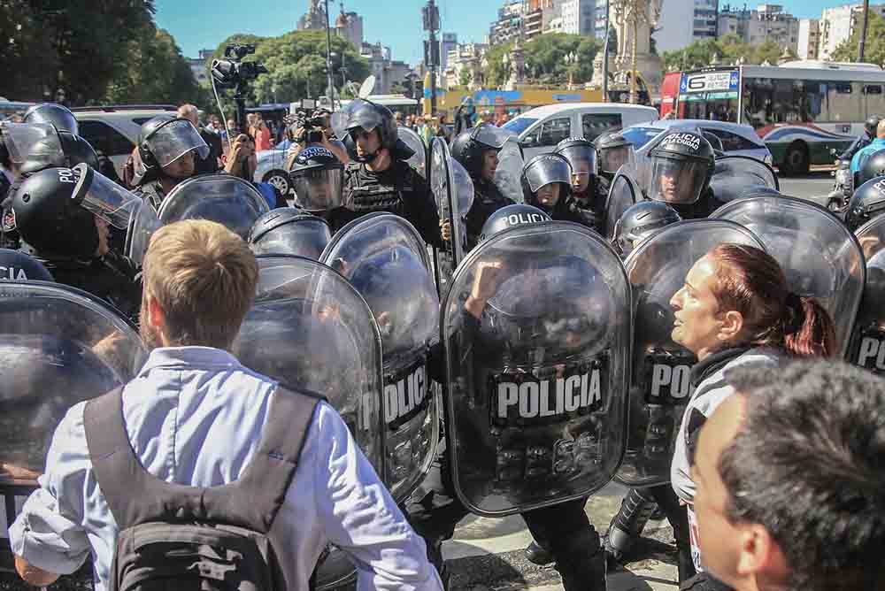 Piden citar a Jorge Macri y a Waldo Wolff por la represión frente al Congreso durante el paro docente
