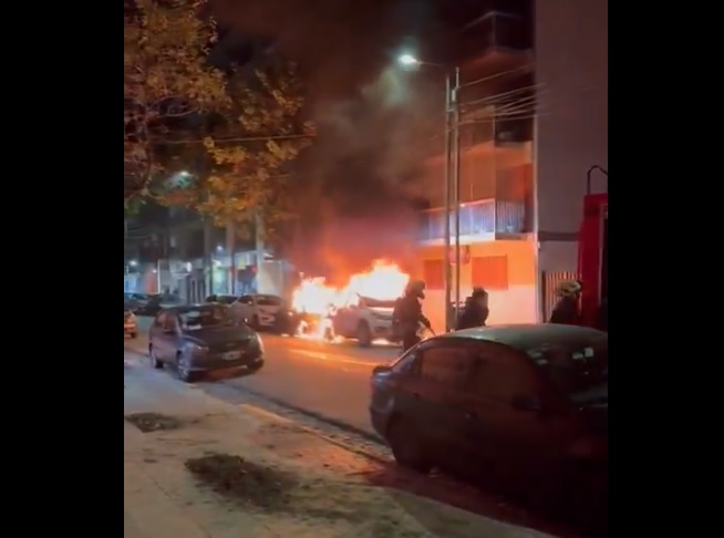 Quemacoches en Villa del Parque: incendiaron dos autos en la vía pública
