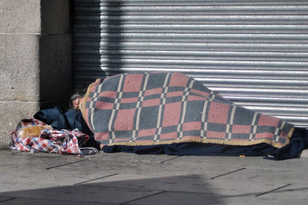 Uno de cada cuatro hogares era pobre en CABA fines de 2023, alcanzó al 43,5% de los menores de edad y la clase media se redujo casi 7%